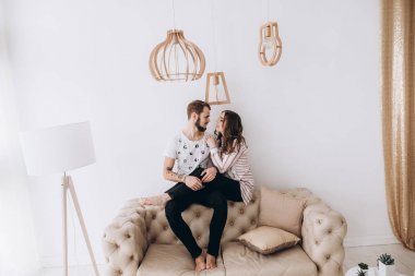 Genç eş kendi rahat yatak odasında beraber vakit. Aşk hikayesi, mutlu bir aile, yan görünüm