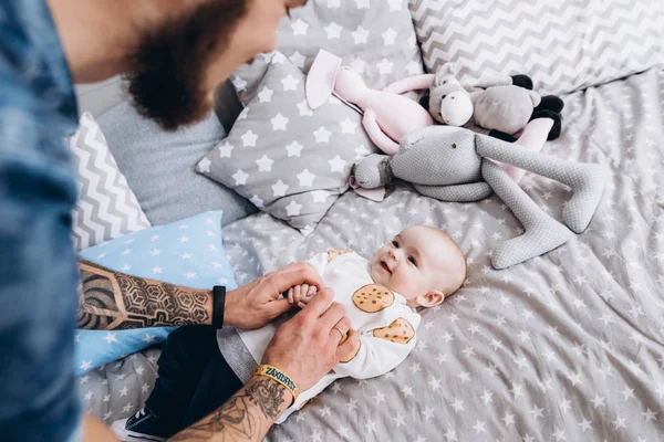 Baba zaman sevgili küçük kızıyla harcıyor.