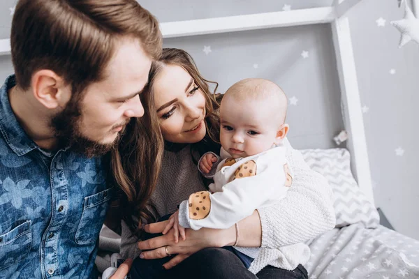 Genç Baba ve anne küçük kızıyla birlikte. Mutlu bir aile