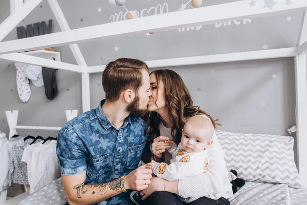 Genç Baba ve anne küçük kızıyla birlikte. Mutlu bir aile