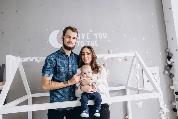 Genç Baba ve anne küçük kızıyla birlikte. Mutlu bir aile