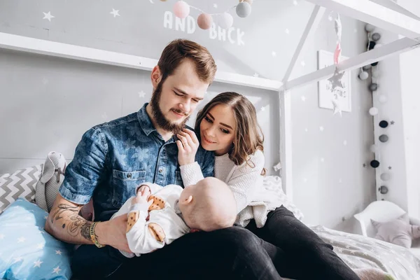 Anne Çocuk Yatak odasında onların küçük kızı ile vakit