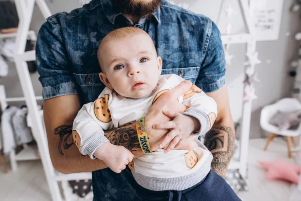 Jovem Pai Segurando Sua Filha Seus Braços — Fotografia de Stock