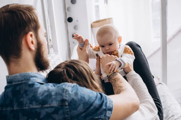 Anne Çocuk Yatak odasında onların küçük kızı ile vakit