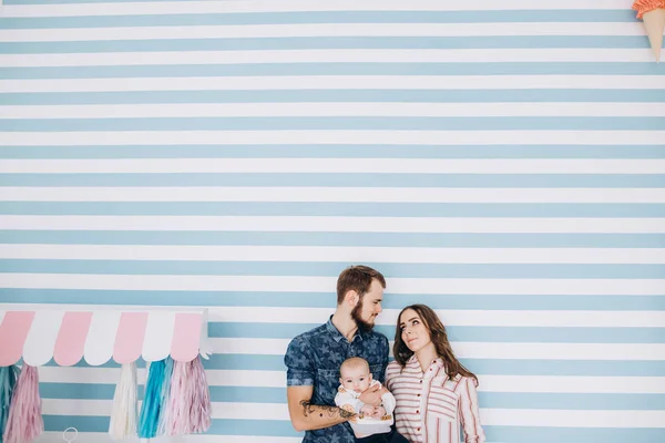 Mamãe Papai Entretêm Bebê Quarto Das Crianças Família Feliz — Fotografia de Stock