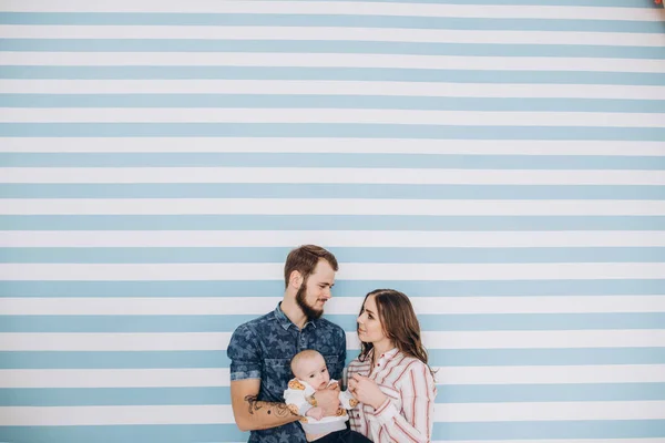 Mamãe Papai Entretêm Bebê Quarto Das Crianças Família Feliz — Fotografia de Stock