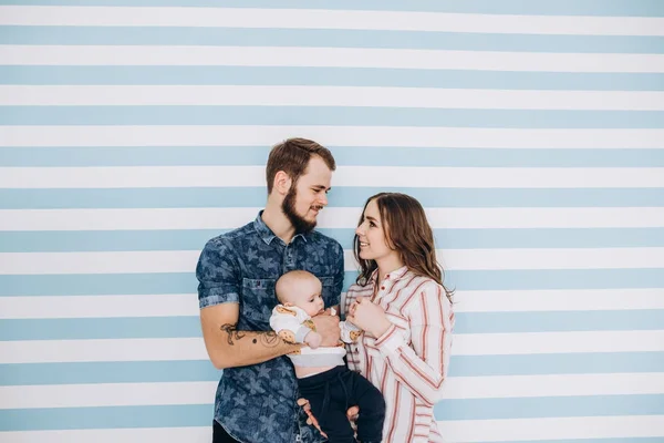 Mamãe Papai Entretêm Bebê Quarto Das Crianças Família Feliz — Fotografia de Stock