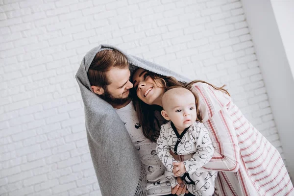 Jovens Pais Brincam Com Sua Pequena Filha Amada Quarto — Fotografia de Stock