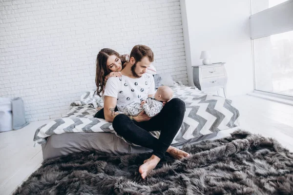 Anne güzel küçük kızı hayran