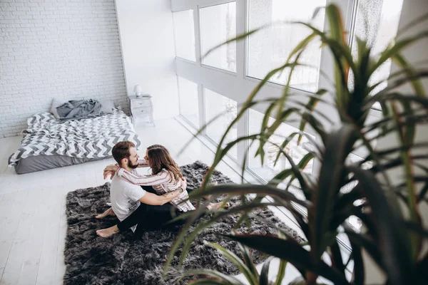 Ehepartner Verbringen Zeit Zusammen Einem Gemütlichen Großen Schlafzimmer — Stockfoto
