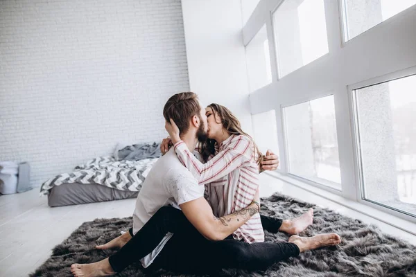 Paar Sitzt Auf Dem Teppich Fenster Und Küsst Sich — Stockfoto
