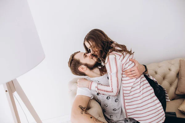 若い配偶者は 自分の居心地の良いベッドルームで一緒に時間を過ごします 愛の物語 幸せな家族 サイドビュー — ストック写真