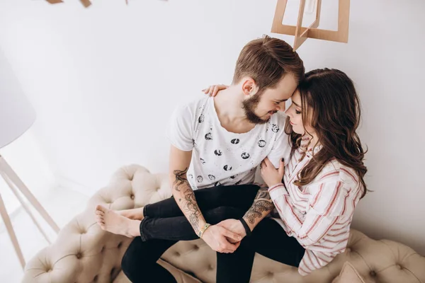 Junge Eheleute Verbringen Zeit Miteinander Ihrem Gemütlichen Schlafzimmer Liebesgeschichte Glückliche — Stockfoto