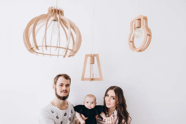 Pais Jovens Com Sua Filhinha Fofa Família Feliz — Fotografia de Stock