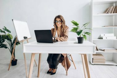 Dizüstü bilgisayarda Office onun işyerinde çalışma güzel akıllı kız