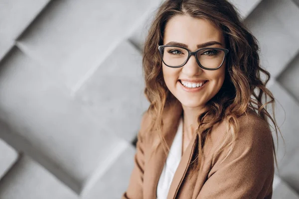 Portrait Beautiful Charismatic Girl Charming Smile Glasses Which Sits Gray — Stock Photo, Image