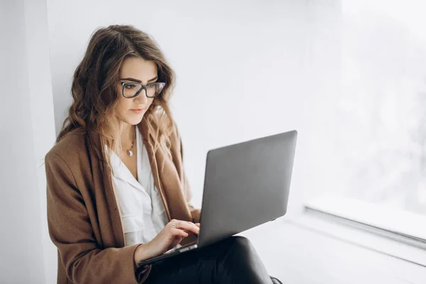 Jonge Mooie Zakenvrouw Glazen Werkt Laptop Haar Kantoor — Stockfoto