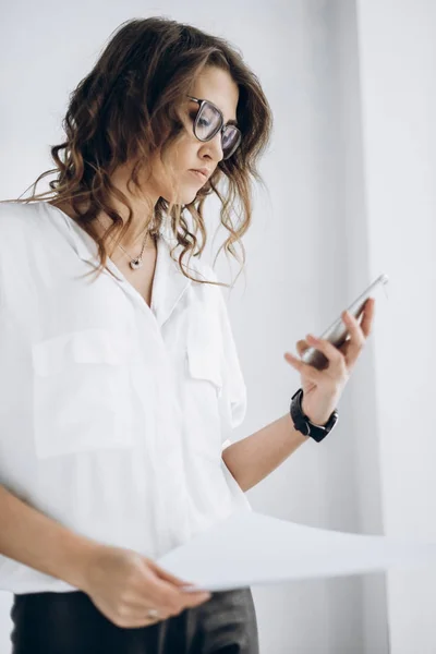 Portrét Ženy Vážná Věc Která Drží Její Chytrý Telefon Ruce — Stock fotografie