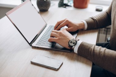 Laptop klavye erkek ellerinde. Temiz beyaz ekran ve metin için boş alan ile bir dizüstü bilgisayar. Yan görünüm