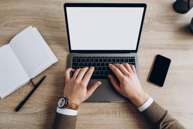 Erkek eller bir dizüstü bilgisayarda yazarak. Laptop ile a temiz beyaz perde ve metin için yer ile. Üstten Görünüm