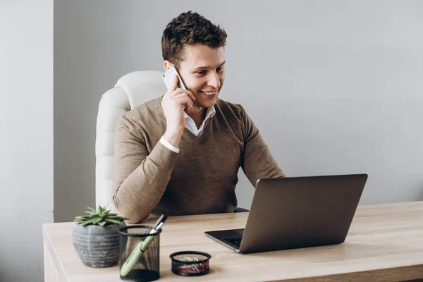 Joven Hombre Negocios Guapo Está Sentado Lugar Trabajo Oficina Trabajando — Foto de Stock