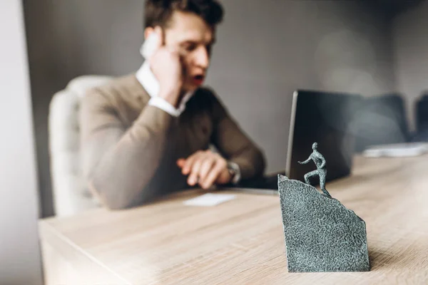 Imagen Que Tipo Desenfoque Está Hablando Emocionalmente Teléfono Inteligente — Foto de Stock