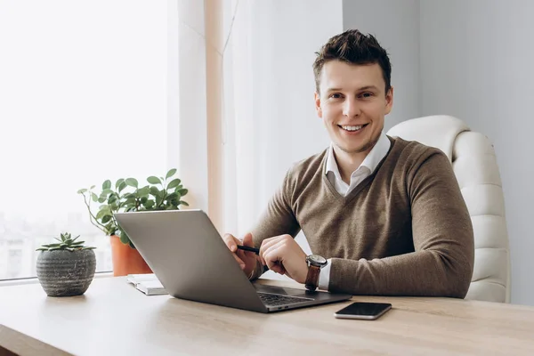 Retrato Chico Guapo Alegre Con Reloj Pulsera Que Está Sentado — Foto de Stock