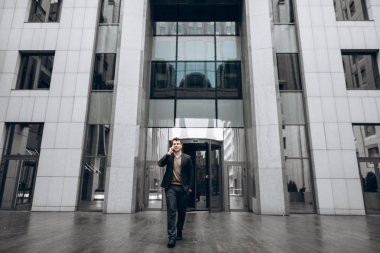 Telefonda onun iş merkezi yakınlarındaki önemli bir konu çözme açık konuşuyor meşgul işadamı