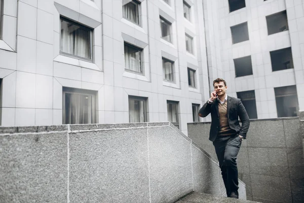 Telefonda iş merkezine yakın açık konuşan kim yakışıklı yakışıklı işadamı şık elbiseli görüntüsünü 