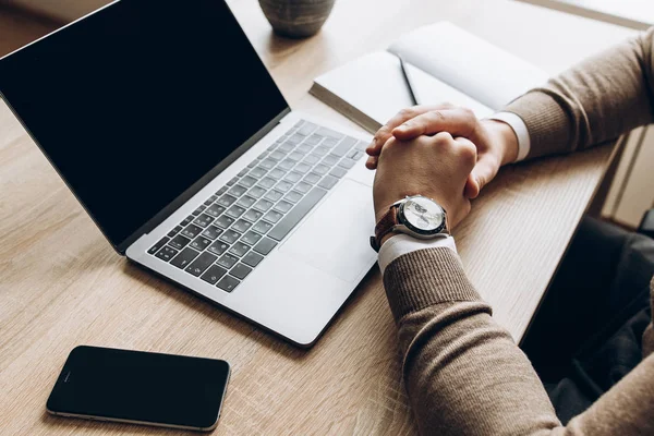 Manos Masculinas Con Reloj Pulsera Smartphone Portátil Con Una Pantalla —  Fotos de Stock