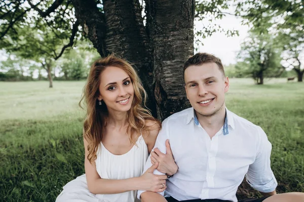 Beautiful Couple Resting City Sitting Big Tree Garden Love Stor — Stock Photo, Image