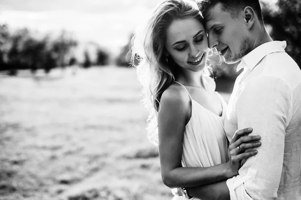 Foto Preto Branco Que Ele Cara Abraça Sua Amada Namorada — Fotografia de Stock