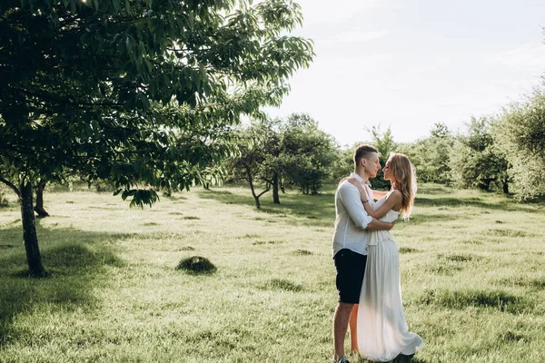 Junges Glückliches Paar Umarmt Sich Einem Sonnigen Tag Park — Stockfoto