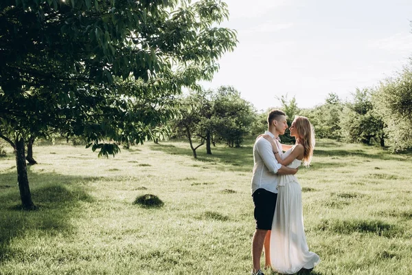 Giovane Coppia Felice Che Abbraccia Nel Parco Una Giornata Sole — Foto Stock