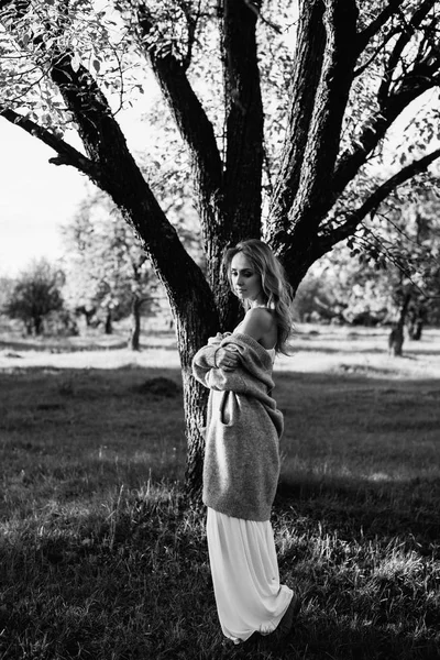一个年轻漂亮的女孩在一棵树附近的白色礼服的肖像 黑白照片 — 图库照片