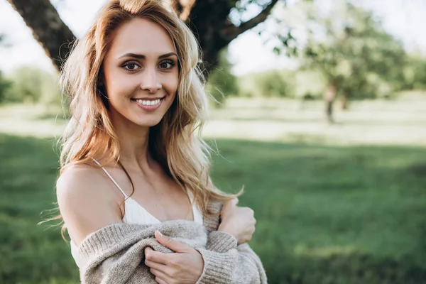 Retrato Uma Linda Menina Loira Sorridente Jardim — Fotografia de Stock