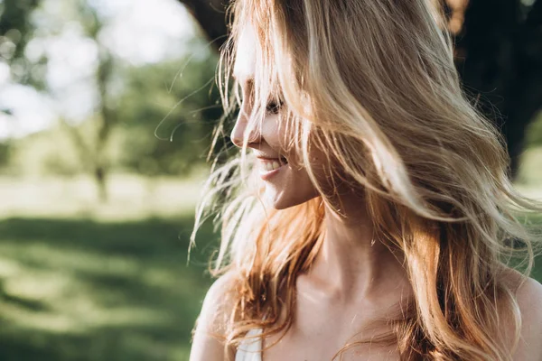 Nahaufnahme Porträt Einer Schönen Fröhlichen Blonden Mädchen Freien — Stockfoto