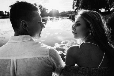 Şaşırtıcı eşlerin birlikte göl kenarında vakit geçirmek. Aşk hikayesi. Siyah ve beyaz fotoğraf