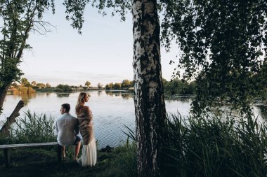Çok atmosferik fotoğraf üzerinde sevgi dolu birkaç yakın bir göl günbatımı şehir dışında sahiptir