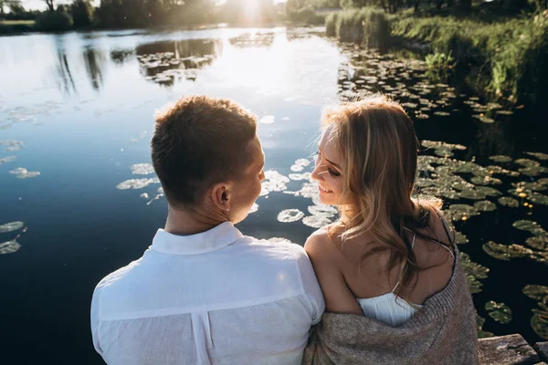 Beautiful Couple Spending Time Lake Looks Lovingly Each Other Love — Stock Photo, Image