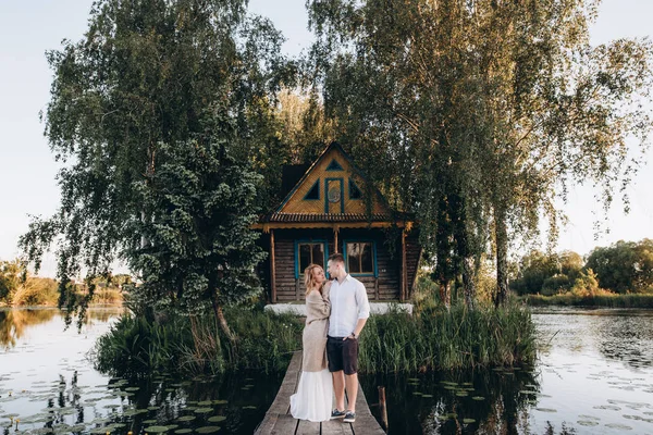 Beautiful Loving Couple Stands Wood Bridge Lake Very Picturesque Place — Stock Photo, Image