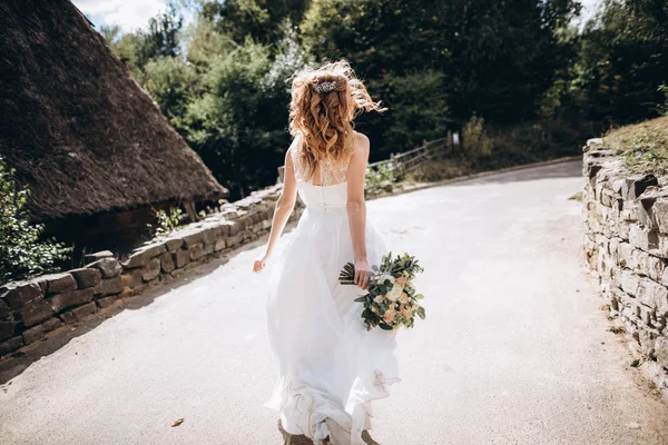 Bride Wedding Dress Runs Path Bouquet Her Hands — Stock Photo, Image