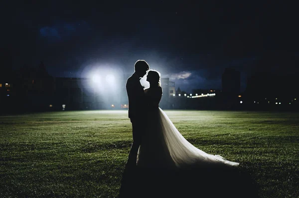 Silhueta Belo Casal Casamento Noite — Fotografia de Stock