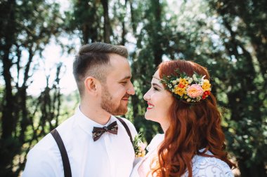 Güzel bir genç çift portresi. Onlar açık kucaklamak