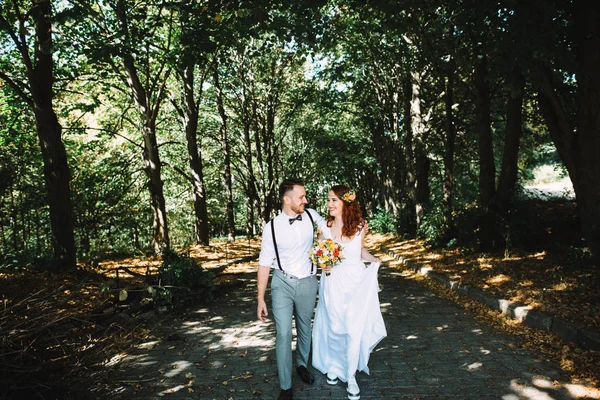 Newlyweds Walking Nature Laughing Groom Hugs His Red Bride — Stock Photo, Image