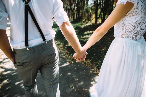 Recém Casados Caminham Jardim Dão Mãos — Fotografia de Stock