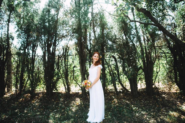 Red Haired Bride Holding Wedding Bouquet Laughing — Stock Photo, Image