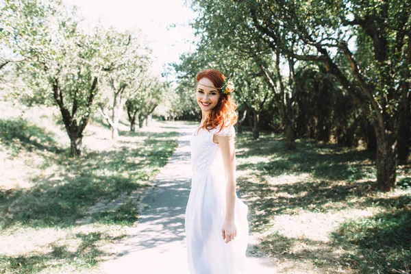 Portrait Beautiful Bride Wedding Dress Red Haired Bride Laughs — Stock Photo, Image