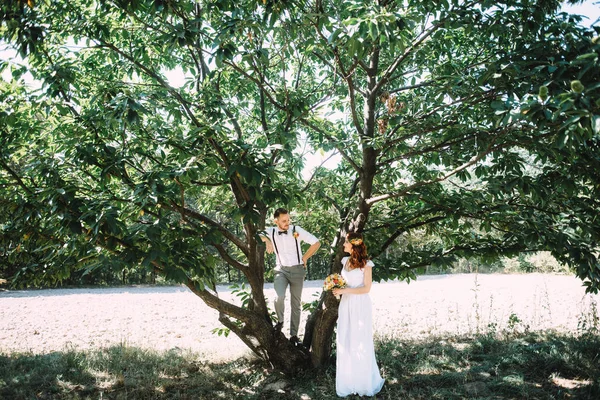 Groom His Beautiful Red Haired Bride Stands Large Green Tree — Stock Photo, Image