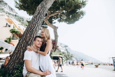 Eşlerin İtalya, Positano denizde dinleniyor. Balayı. Aşk hikayesi